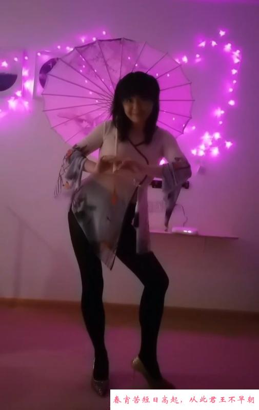 南京南站大胸小姐姐 第1张