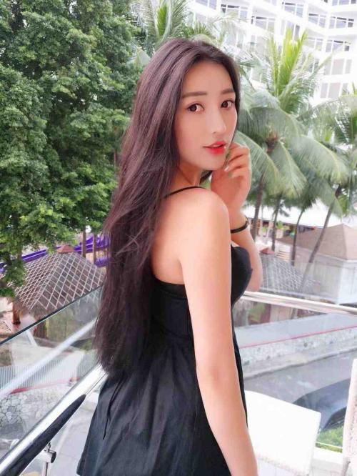 广富林路万达广场模特美眉 第1张