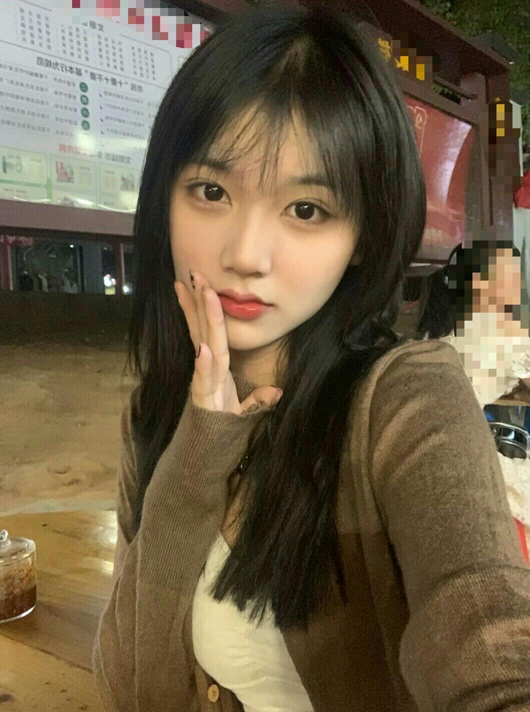 年龄不大,比较羞涩的小妹 第1张