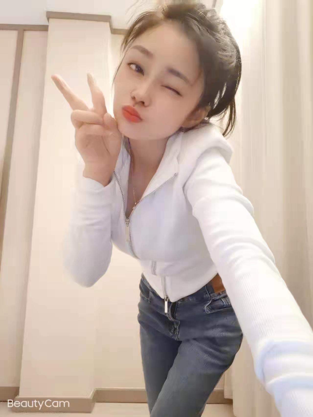 吸精妹子介绍的小姐妹非常会夹 第4张