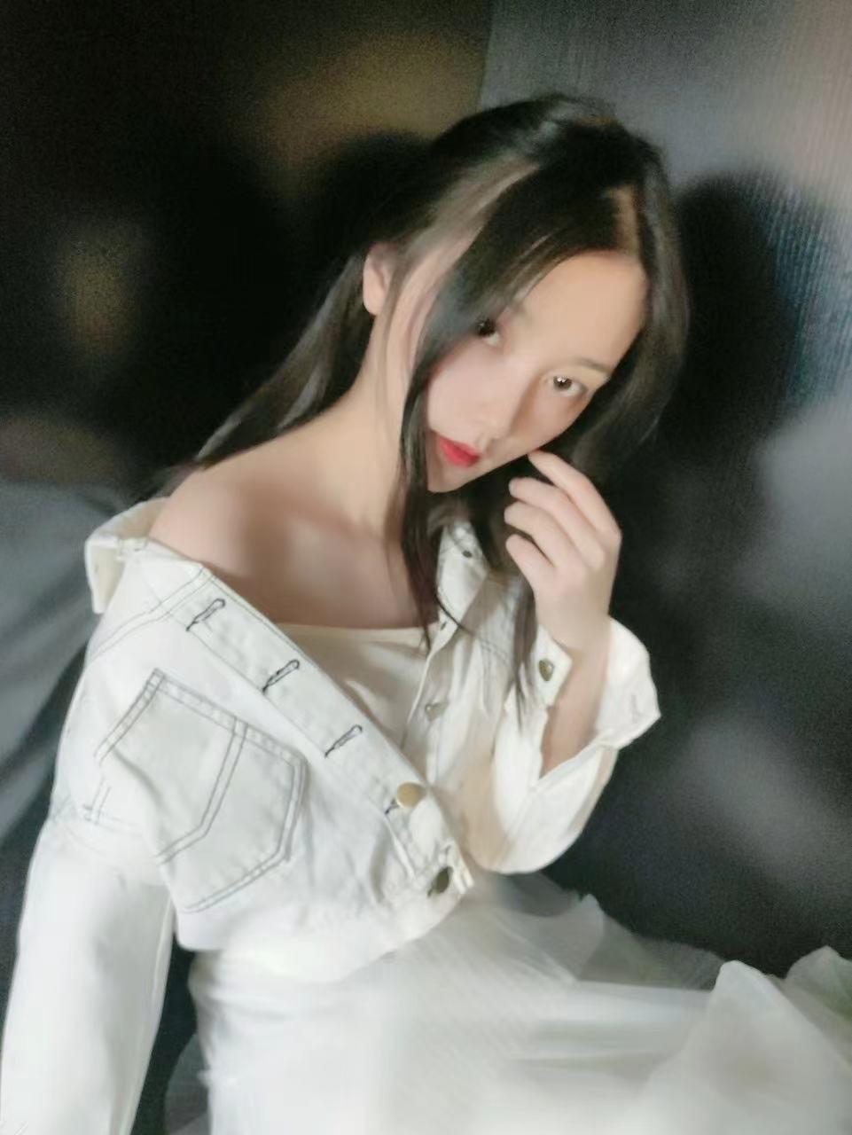 安华里娇小嫩妹柚子，老牛吃嫩草挺有感觉 第2张