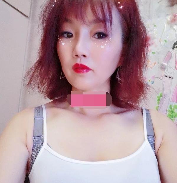 朝阳区一个骚妹子，边舔边让我摸着她的骚比 第1张